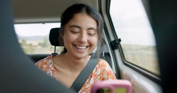 Mujer Teléfono Viaje Por Carretera Coche Con Risa Meme Vídeo — Vídeos de Stock