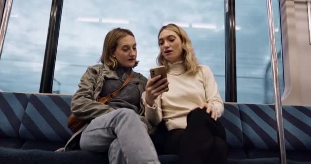 Gelukkige Vrouw Vrienden Telefoon Trein Voor Sociale Media Communicatie Netwerken — Stockvideo