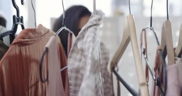 Mulher Rosto Vestuário Rack Para Moda Estilo Design Loja Boutique — Vídeo de Stock