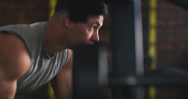 Gym Halter Sterke Man Training Arm Kracht Spierontwikkeling Hard Werken — Stockvideo