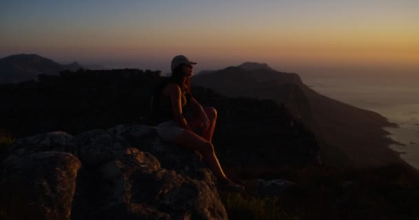 Mulher Topo Montanha Caminhadas Céu Por Sol Oceano Relaxar Com — Vídeo de Stock