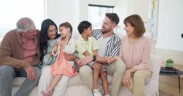 Große Familie Kinder Und Gespräche Auf Dem Sofa Oder Glückliche — Stockvideo