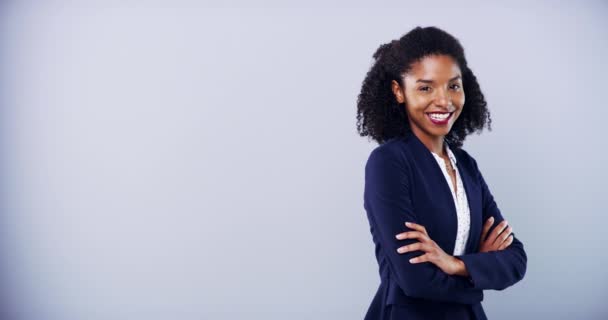 Feliz Braços Cruzados Mulher Africana Apontando Para Promoção Serviços Negócios — Vídeo de Stock