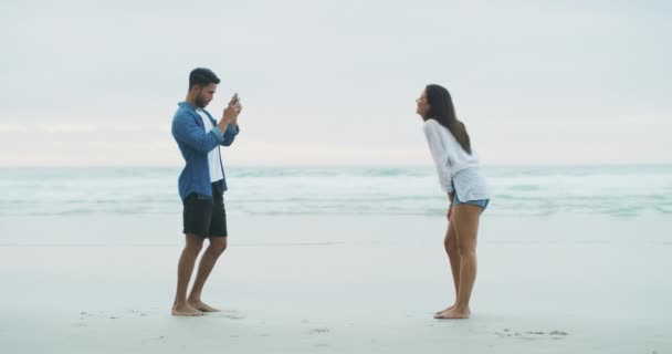 海のビーチ 携帯電話の写真 幸せなカップル 男性と女性は 熱帯ブラジルの旅行でメモリ写真をポーズします またはソーシャルネットワークアプリを投稿するスマートフォン — ストック動画