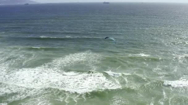Vliegersurfen Strand Drone Van Mensen Oceaan Voor Avontuur Vakantie Vakantie — Stockvideo