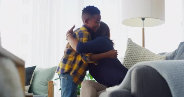 アフリカの母親 少年と笑顔でソファーで抱きしめたり 家庭のリビングで面白い会話をする 抱き手 話したり 幸せにブラックファミリーハウスで — ストック動画
