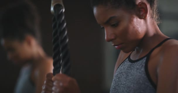 健身和女人与电缆机在健身房健身 训练或有氧运动 以体重减轻 力量和健康为由进行拉力运动的反思 面部表情和快乐的女运动员 — 图库视频影像
