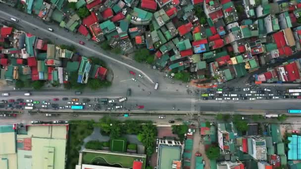 无人机 道路和汽车在繁忙的城市道路上通勤 以促进发展 越南河内的房屋 城市景观和街道 供汽车运输和建筑旅行 — 图库视频影像