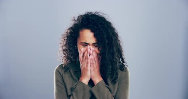 Endişe Kırık Kalp Ağlama Stüdyoda Ruhsal Sorunları Olan Bir Kadın — Stok video