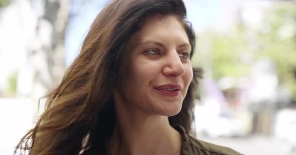 Wanita Wajah Dan Bahagia Trotoar Outdoor Dengan Keyakinan Dan Kebanggaan — Stok Video