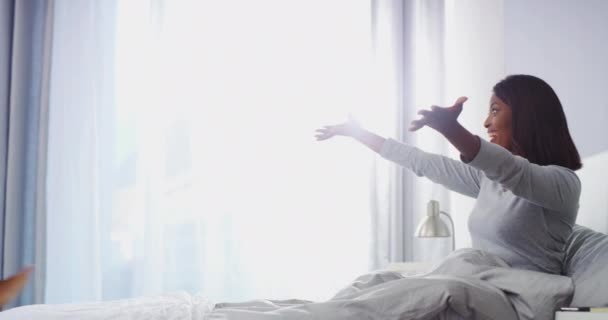 Aile Eğlence Çocuk Anne Bir Evde Sabahları Bir Yatak Odasına — Stok video