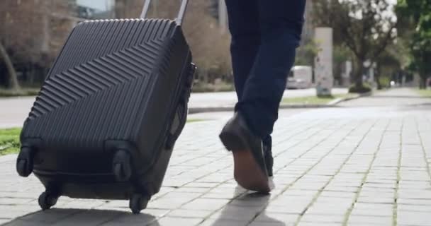 Zakenman Met Koffer Bagage Lopend Naar Bestemming Tijdens Een Zakenreis — Stockvideo