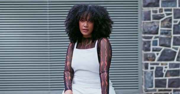 Afro Viso Donna Città Con Moda Stile Urbano Abbigliamento Cool — Video Stock