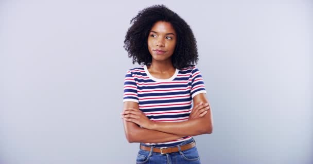 思考和快乐的黑人女性在工作室的想法 洞察力 计划或解决方案的白色背景 为什么 带有哇 解决问题或结论的女模的问题和肖像 — 图库视频影像