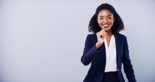 スタジオでの顔 黒人女性 手のジェスチャーは グレーの背景での投票 または選択の衝突のために ビジネス評価 レビュー 絵文字フィードバックを持つ女性起業家の親指 ダウンと肖像 — ストック動画