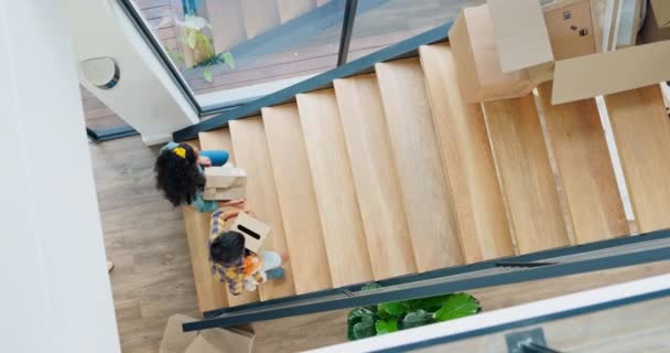 Yeni Kutu Ebeveynler Çocuklar Taşınmak Için Merdivenlerde Aile Gayrimenkul Ipotek — Stok video
