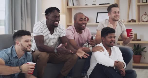 Dostlar Televizyon Seyredip Spor Oyun Başarı Için Beşlik Çakma Kutlamaları — Stok video