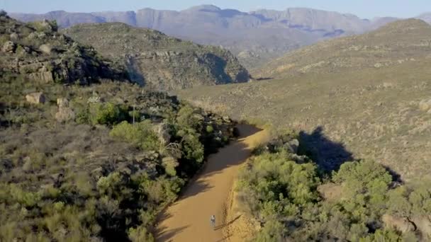 Drone Viagens Pessoa Caminhando Natureza Com Liberdade Aventura Caminhada Livre — Vídeo de Stock