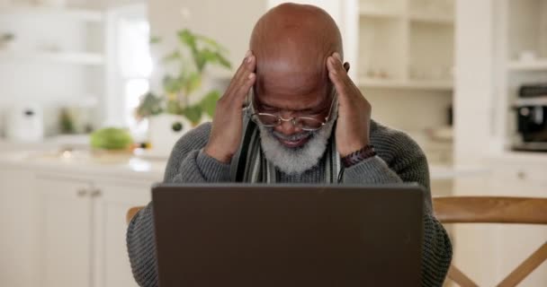 リモートワーク ノートパソコン インターネット 健康問題のシニアマン アフリカ人 フリーランサー 片頭痛 ストレスのある疲労のある老人との疲労 — ストック動画