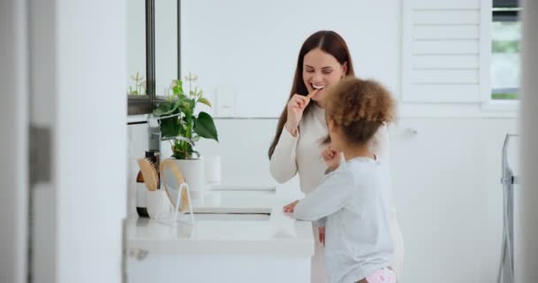 Higiene Oral Uma Família Escovando Dentes Banheiro Sua Casa Juntos — Vídeo de Stock