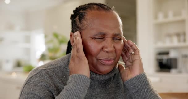 Oudere Zwarte Vrouw Handen Tempel Hoofdpijn Migraine Met Pijn Ontspannen — Stockvideo