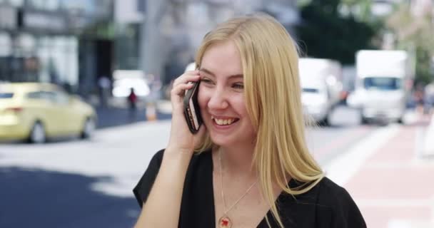 Telepon Genggam Percakapan Perkotaan Dan Konsultasi Wanita Bahagia Berbicara Dan — Stok Video