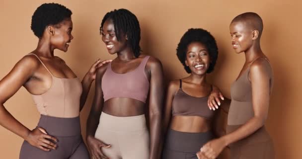 Vänner Leende Eller Ansikte Svarta Kvinnor Med Skönhet Glödande Hud — Stockvideo