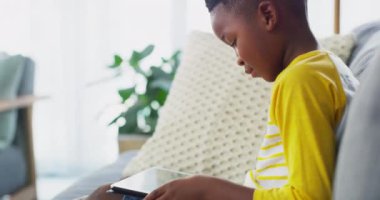 Çocuk, çocuk ve tablet, eğitim oyunu veya video oyunu web sitesi ile öğrenme veya okuma. Küçük çocuk kanepeye, dijital teknolojiye ve bağlantıya, online kursa ya da evde oynayan oyuncuya rahatla.