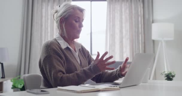 一个成熟的女人在她的笔记本电脑上的视频通话中说话 在网上咨询期间 在家里工作和提供治疗的女心理学家 利用技术与病人会诊的治疗师 — 图库视频影像