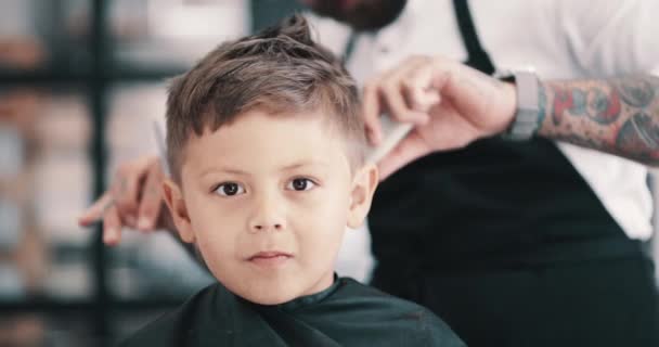 Pielęgnacja Włosów Twarz Dziecko Salonie Fryzjerskim Nożyczkami Cięcie Narzędzia Fryzury — Wideo stockowe