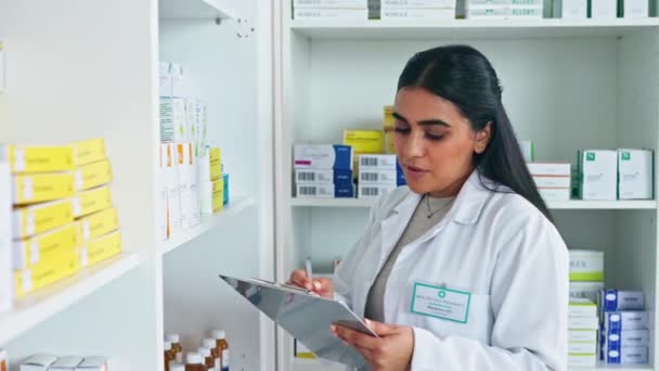 Contando Organizando Inventario Medicamentos Por Menor Los Estantes Una Farmacia — Vídeo de stock