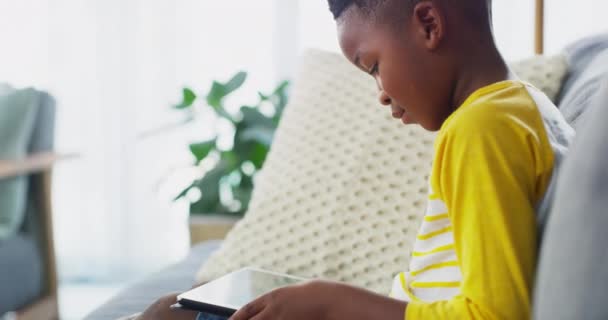 Ребенок Мальчик Планшет Электронное Обучение Чтение Электронных Книг Веб Сайтом — стоковое видео