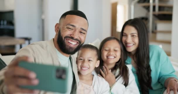 自拍和家人在沙发上快乐 拥抱在一起 在自己家里合影相看 摄影和父母与孩子在客厅里社交媒体 更新或记忆 — 图库视频影像