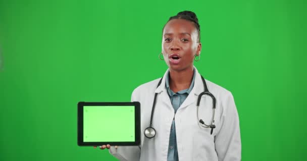 Doktor Snakking Grønn Skjerm Eller Svart Kvinne Med Tablett Markedsføring – stockvideo