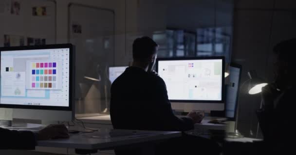 Ekran Komputerowy Projektant Nocny Graficzny Lub Artysta Cyfrowy Dla Mediów — Wideo stockowe