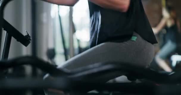 Kvinna Fitness Och Cykling Gym Cykel Eller Utrustning För Konditionsträning — Stockvideo