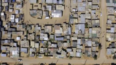 İnsansız hava aracı, köy ve yoksulluk. Fakir bir mahallede insan yerleşimi için bir kasaba geliştirildi. Varoşlarda ya da evsizler için gecekondu mahallelerinde gayri resmi evleri olan topluluk, kulübe ve sokak nüfusu.