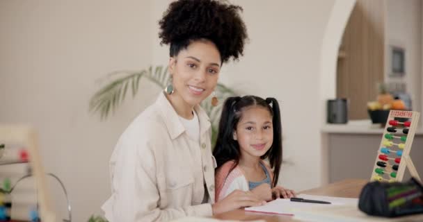 Moeder Dochter Gezicht Voor Huiswerk Met Geluk Wiskunde Leren Voor — Stockvideo
