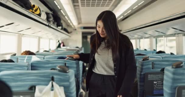 Mulher Japonesa Trem Assento Para Viagens Transporte Andar Corredor Para — Vídeo de Stock