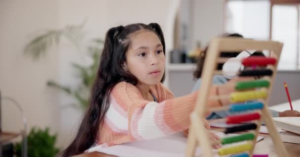 Kızım Matematik Kitap Eğitim Ödevleri Için Abaküs Güveniyorsun Evde Sayılar — Stok video