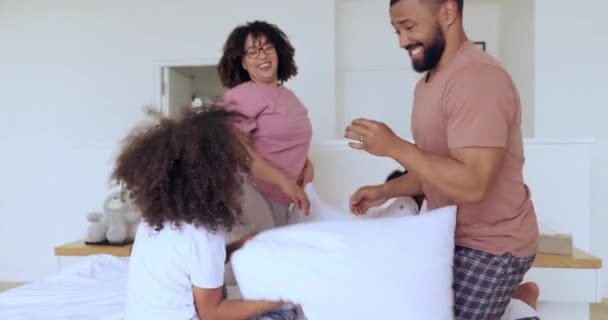 부모와 재미있는 농담이나 자유를위한 침실에서 아이들의 집에서 아침에 에너지를위한 쿠션과 — 비디오