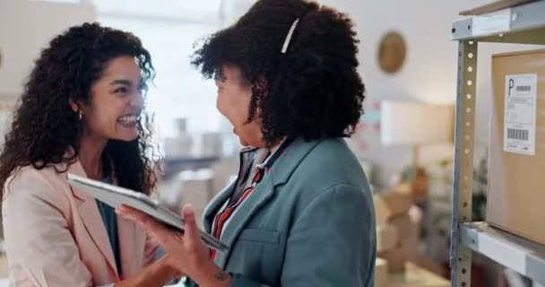 Kobiety Tablet Święto Biznesu Dla Sukcesu Biurze Umowy Technologii Opinii — Wideo stockowe