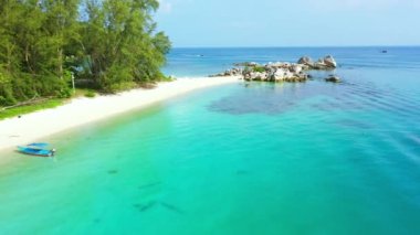 Tropikal tatil veya sürat teknesi nakliyatının sahil, ada ve insansız hava aracı Malezya 'nın Perhential Adaları' na gider. Okyanus, mavi gökyüzü dağ yeşilliğinde güneş ışığı ya da macera doğası, ağaçlarda tatil.