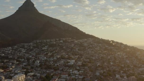Drone Gór Domów Miasta Podróży Miejsce Wypoczynku Lokalizacji Zachodem Słońca — Wideo stockowe
