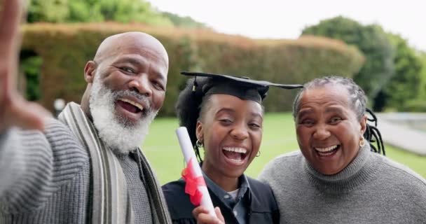Mulher Selfie Graduação Feliz Com Pais Para Memória Objetivos Celebração — Vídeo de Stock