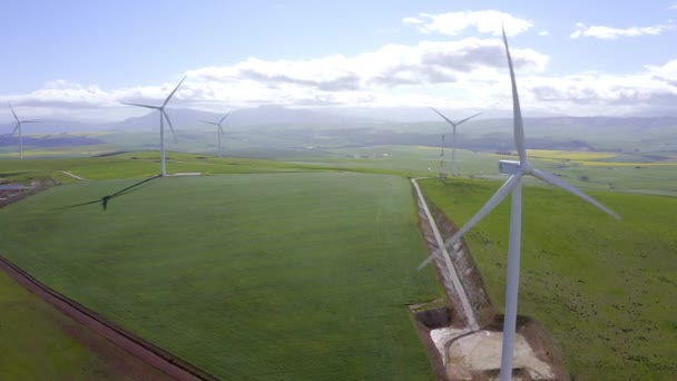 Pole Větrné Turbíny Udržitelnost Dronem Venkovní Napájecí Zdroje Pro Životní — Stock video