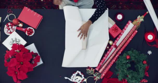 Руки Подарункова Обгортка Стрічка Людини Різдвяним Папером Подарунок Вдома Святкування — стокове відео