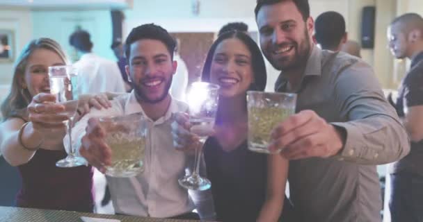 在夜总会和朋友们一起敬酒 欢乐时光 鸡尾酒会和社交活动 以及一群人的画像 让我们一起欢呼雀跃 共度新年和喝酒 — 图库视频影像