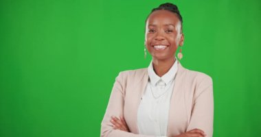 İş kadını, portre ve yeşil ekranda gülüşmeler kolları gururla ve mutlulukla bağlanmış. Profesyonel, genç ve Afrikalı girişimcinin yüzü stüdyo arka planında gülümsüyor.