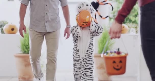 Halloween Doces Truque Tratar Com Pais Apertando Mãos Criança Traje — Vídeo de Stock